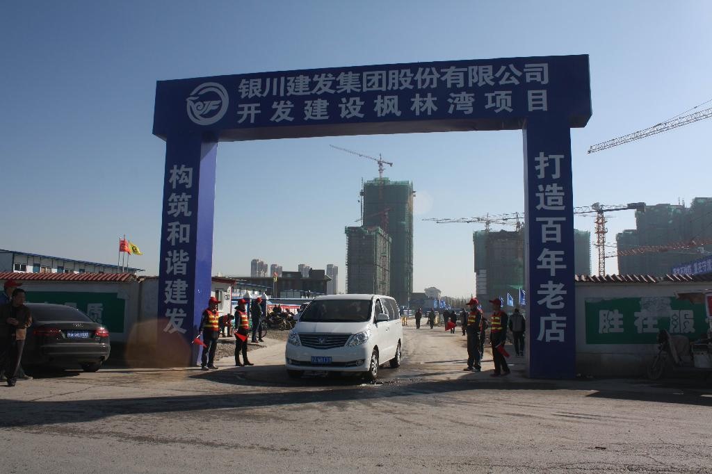 志愿者进行车辆引导